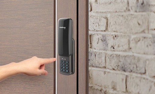 [FR10] La cerradura digital FR 10 posee acceso por contraseña numérica, teclado de 12 teclas e instalación simple